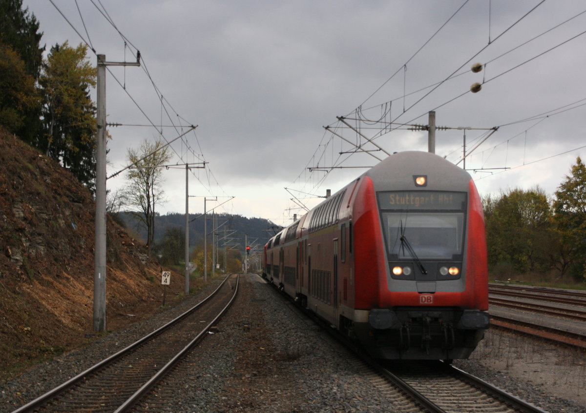 RE 19906 nach Stuttgart Hbf am 30.10.17 in Gaildorf West. 