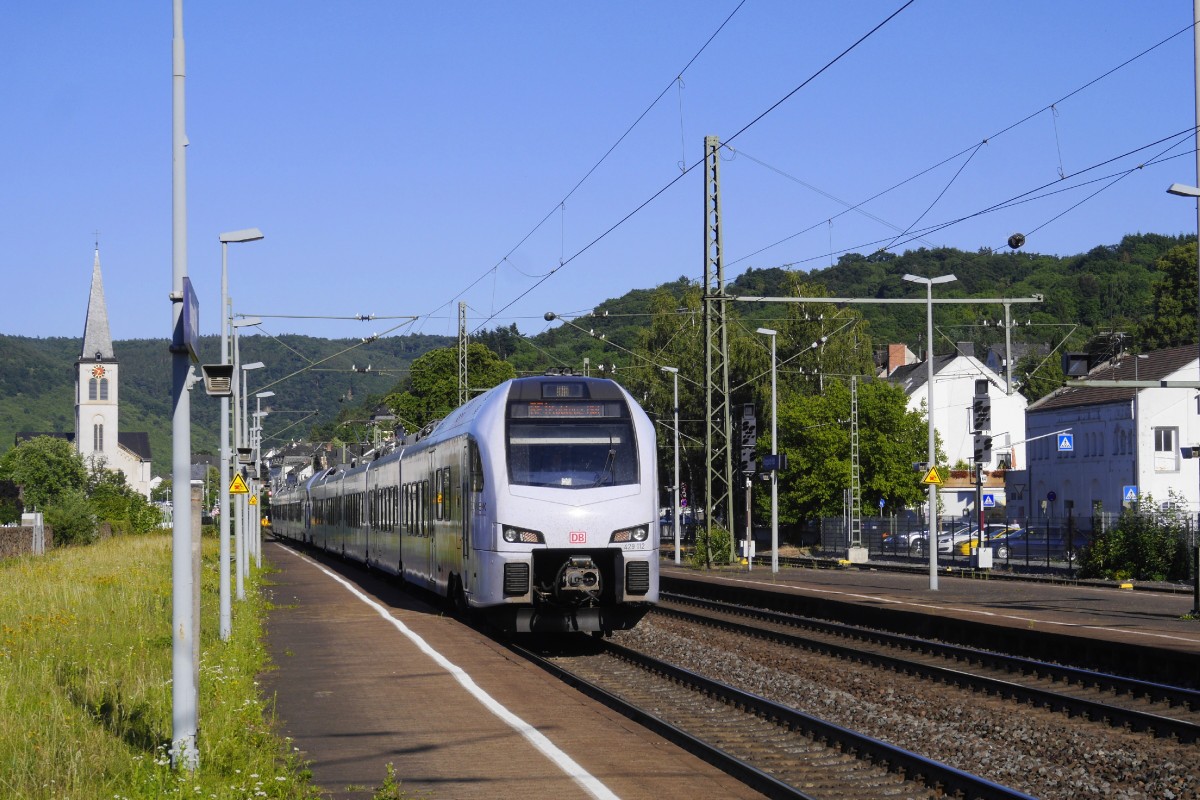 RE 2 Frankfurt - Koblenz, bestehend aus 429 112 und 117 fährt in Boppard ein (6.7.15)