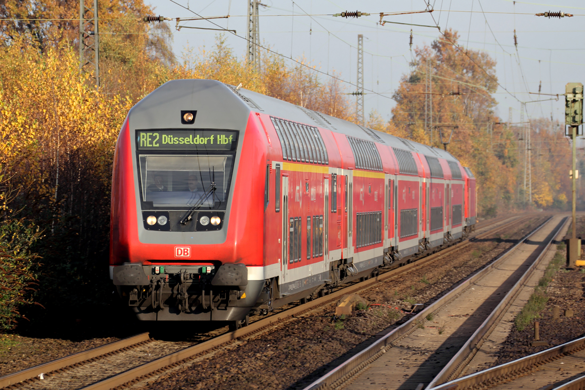 RE 2 nach Düsseldorf Hbf. durchfährt Recklinghausen-Süd Schublok war die 146 001-3 am 22.11.2014