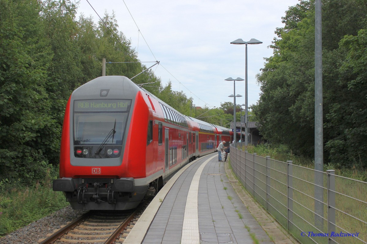 RE 21429 nach Hamburg Hbf steht am 29.8.2015 abfahrbereit in Lübeck-Travemünde Strand. Der Bahnhof wurde erheblich rückgebaut und hat jetzt nur einen Bahnsteig.