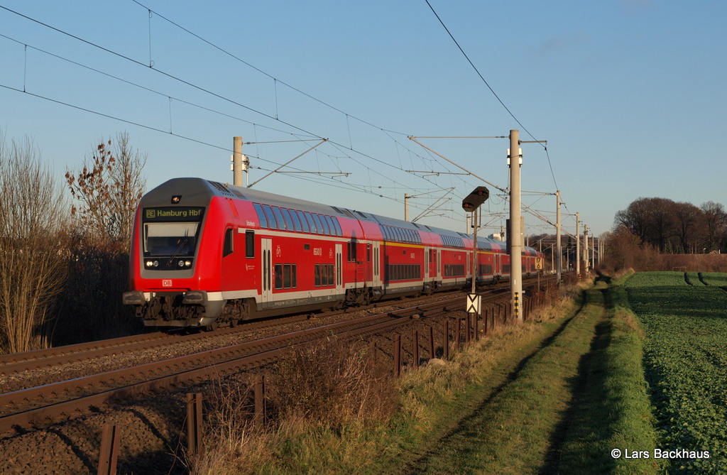 RE 21475 L�beck Hbf - Hamburg Hbf rollt im sch�nen Abendlicht des 21.11.13 durch die erleuchtete Herbstlandschaft bei Reinfeld (Holst).