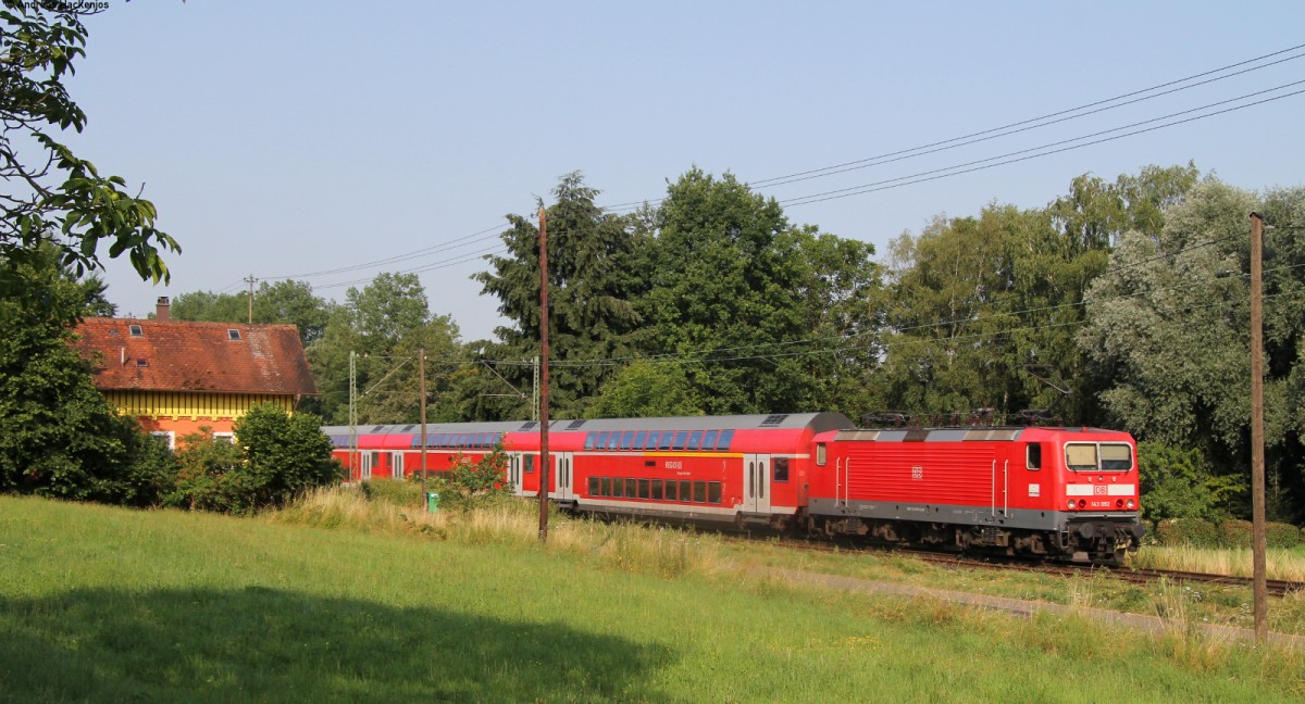 RE 22015 (Stuttgart Hbf-Tbingen Hbf) mit Schublok 143 092-5 bei Wernau 13.7.13