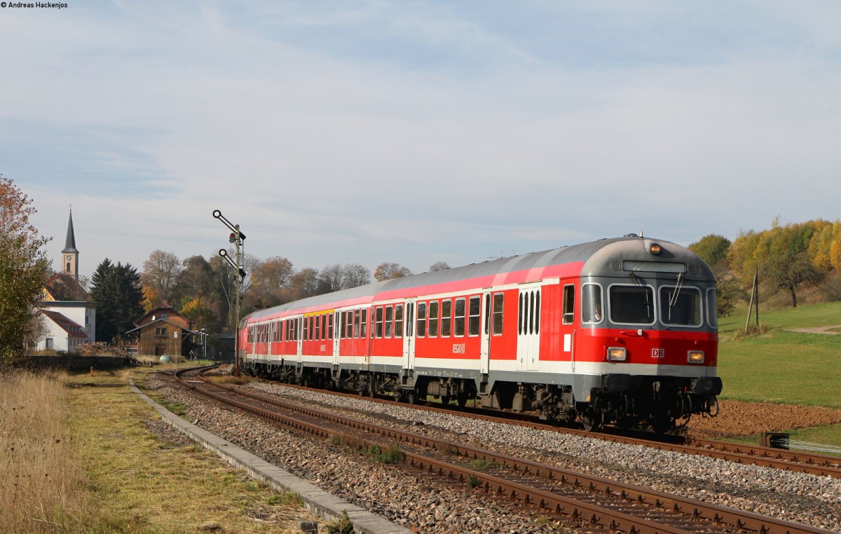 RE 22304 (Neustadt(Schwarzw)-Rottweil) mit Schublok 218 326-7 bei Döggingen 24.10.15