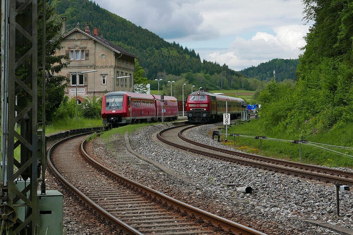 RE 22310 von Ulm nach Donaueschingen trifft am 31.05.2019 im Bahnhof von Fridingen an der Donau auf die wartende 218 432-3 mit den Wagen des RE 22321, Donaueschingen - Ulm. Aufnahmestandort hinter einer Schranke.