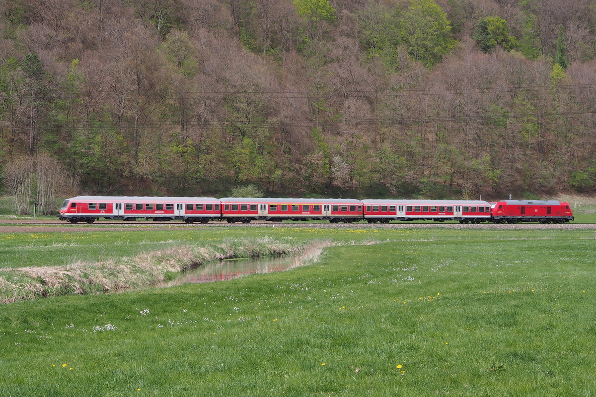 RE 22318, einer der wenigen lokbespannten Personenzüge auf der KBS 755, neuerdings mit BR 245 als Schublok, erreicht in Kürze Bahnhof Schelklingen.
Aufnahmedatum: 24.04.2019
