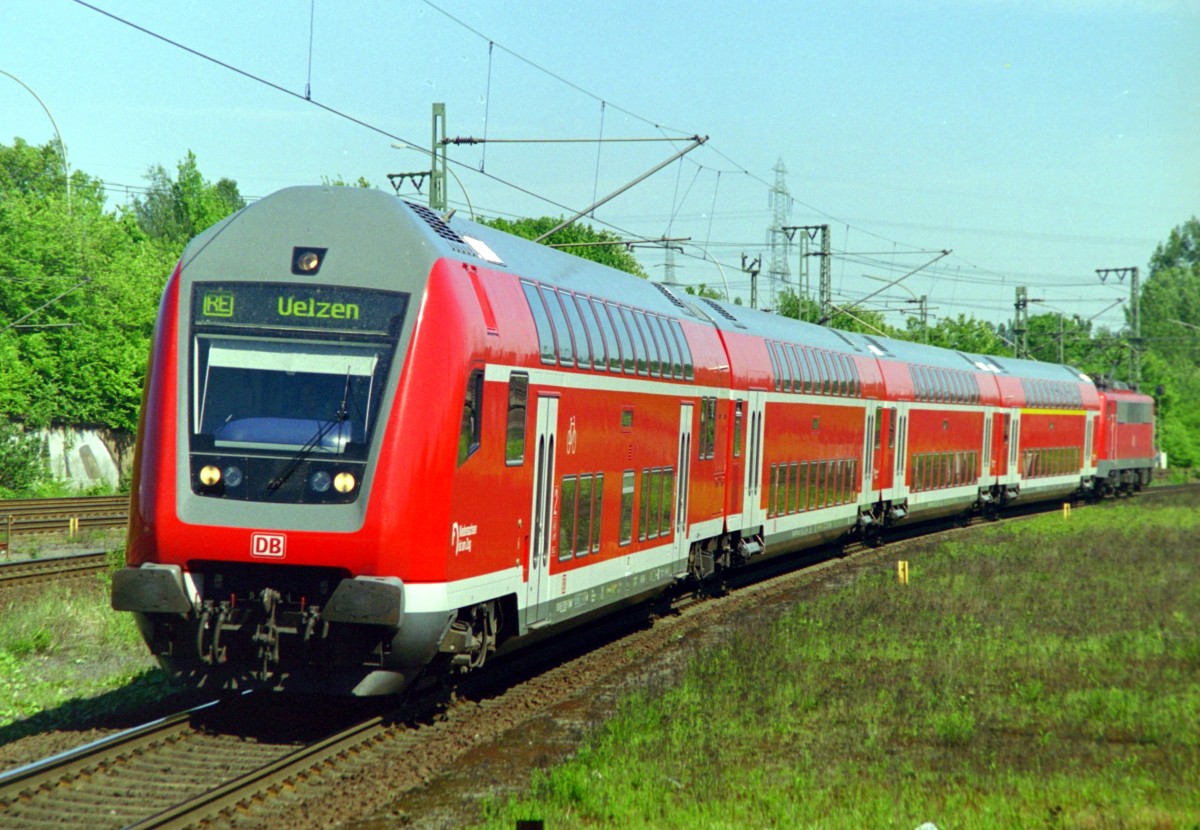 RE 24323 (Hamburg–Uelzen) am 18.05.2002 in Hamburg-Harburg (aufgenommen vom Bahnsteigende)
