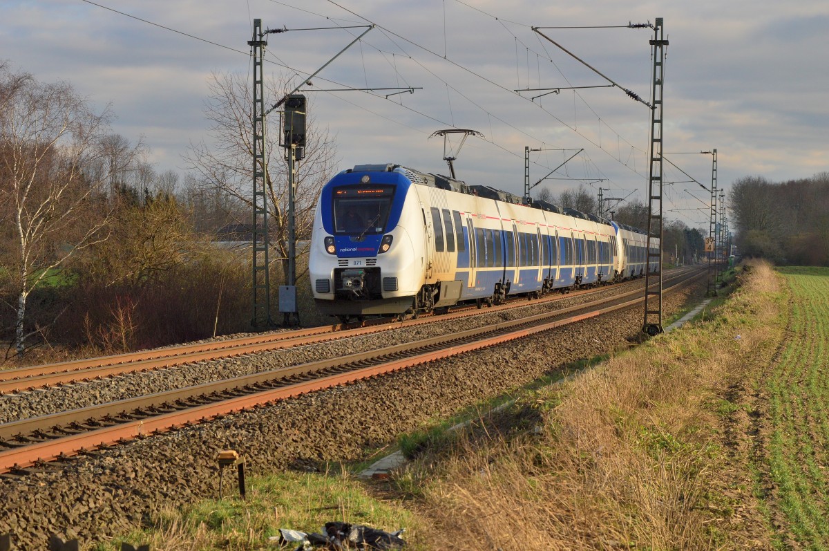 RE 26123 mit +18 min., hat der NX 871 an Verspätung auf seinem Weg nach Krefeld auf zu weisen am Freitag den 12.2.2016, hier ist er bei Kaarst Broicherseite.