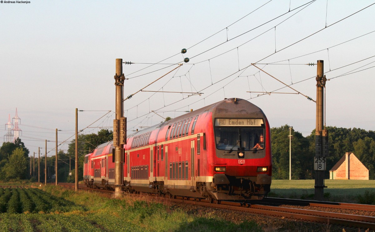 RE 26214 (Münster(Westf)Hbf-Emden Hbf) mit Schublok 111 215-0 bei Teglingen 11.6.15