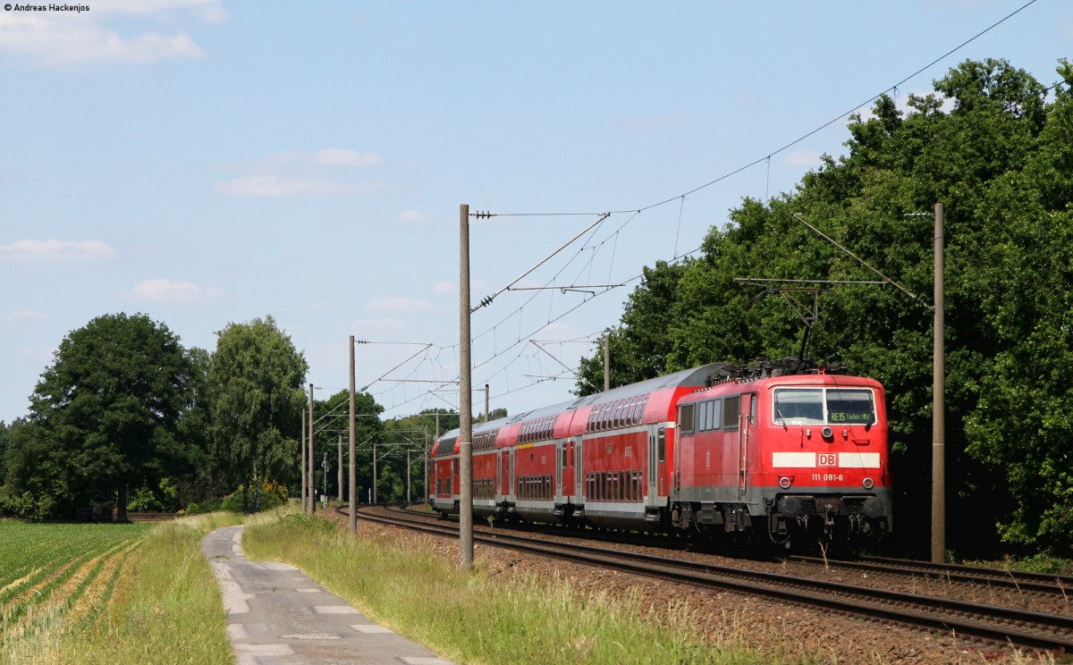 RE 26230 (Münster(Westf)Hbf-Emden Hbf) mit Schublok 111 081-6 bei Emsbüren 11.6.15