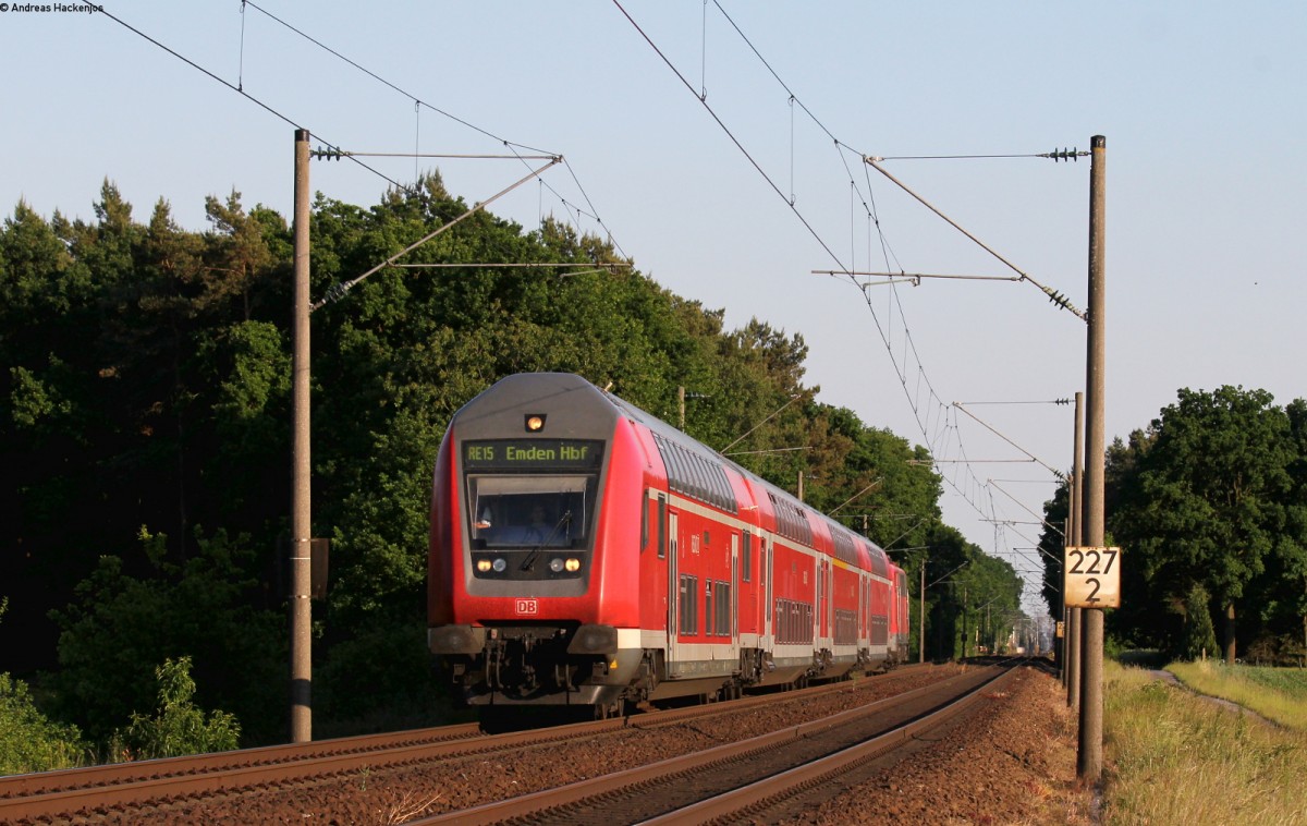 RE 26242 (Münster(Westf)Hbf-Emden Hbf) mit Schublok 111 134-3 bei Emsbüren 11.6.15