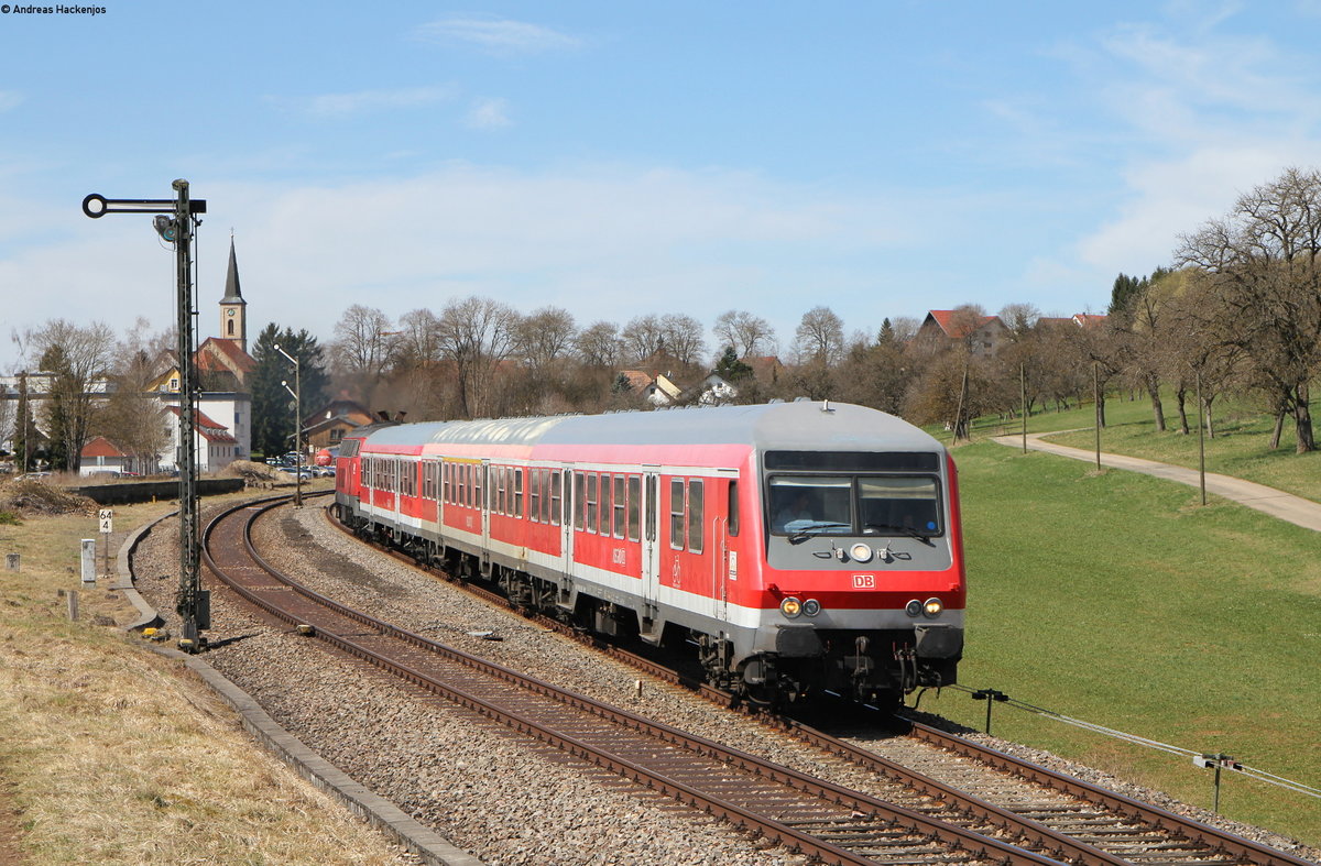 RE 26384 (Neustadt(Schwarzw)-Villingen(Schwarzw)) mit Schublok 218 443-0 in Döggingen 11.4.18