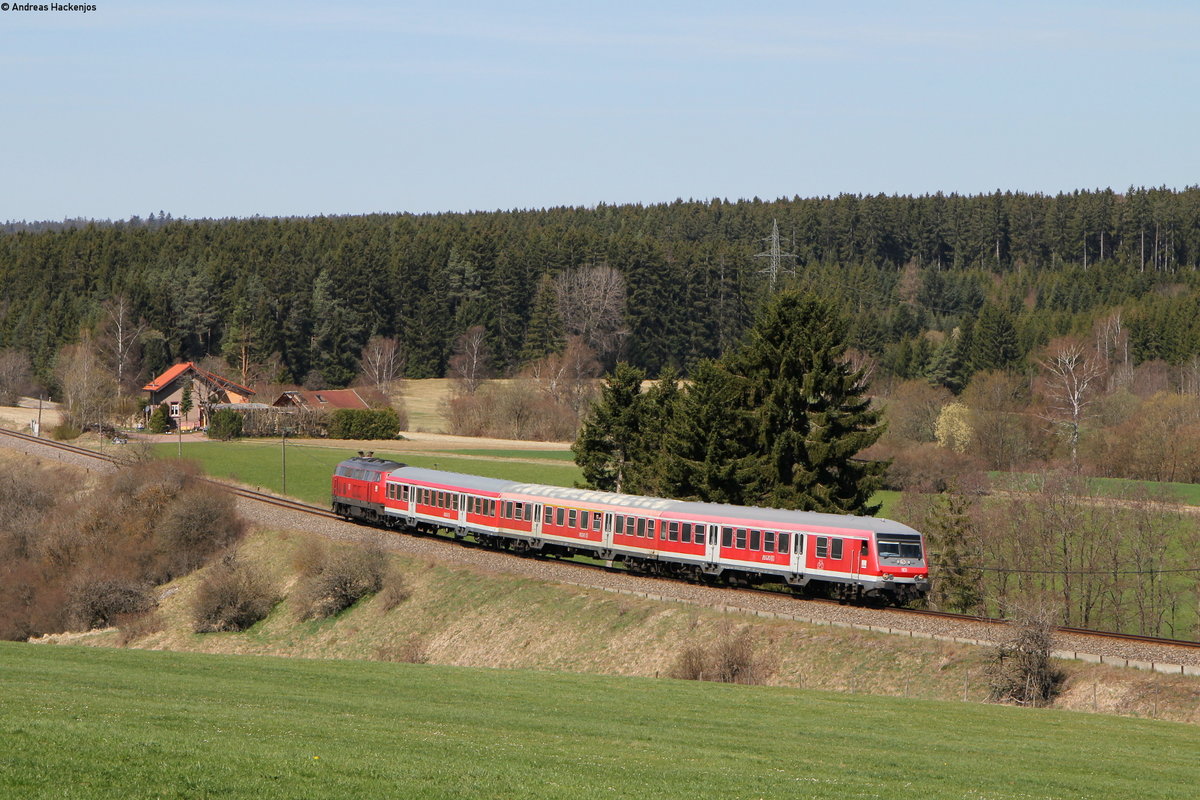 RE 26384 (Neustadt(Schwarzw)-Villingen(Schwarzw)) mit Schublok 218 409-1 bei Löffingen 18.4.18