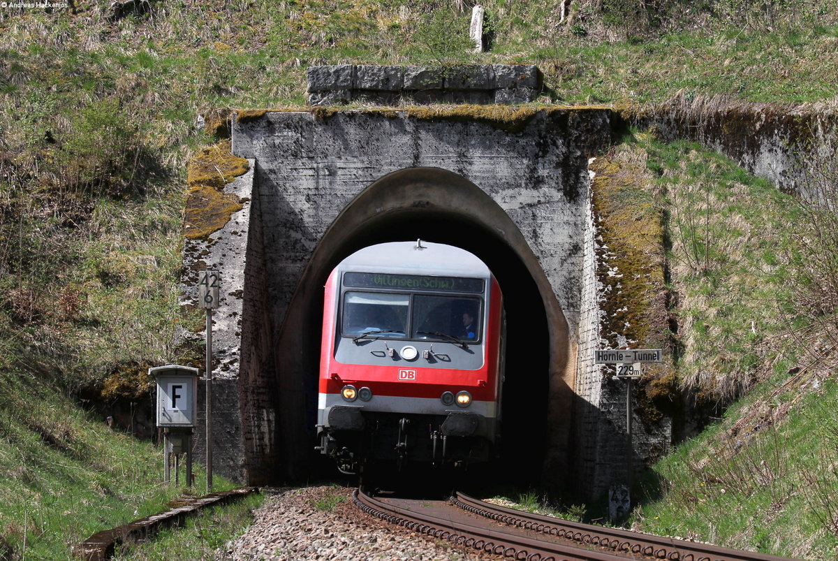 RE 26384 (Neustadt(Schwarzw)-Villingen(Schwarzw)) mit Schublok 218 438-0 am Hörnletunnel 25.4.18