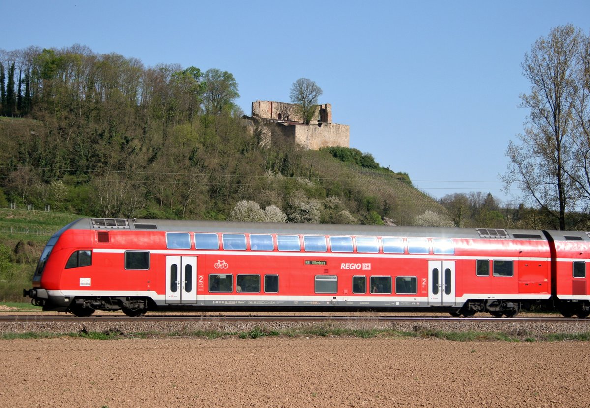 RE 26512 (Basel Bad Bf–Offenburg) am 19.04.2015 vor der Burgruine Lichteneck zwischen Riegel-Malterdingen und Kenzingen