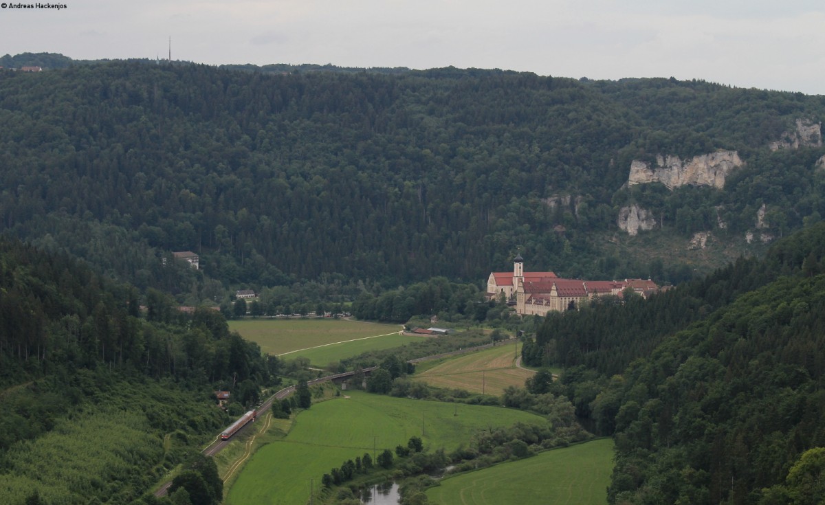 RE 28674 (Ulm Hbf-Donaueschingen) mit Schublok 218 410-9 bei Beuron 19.6.15