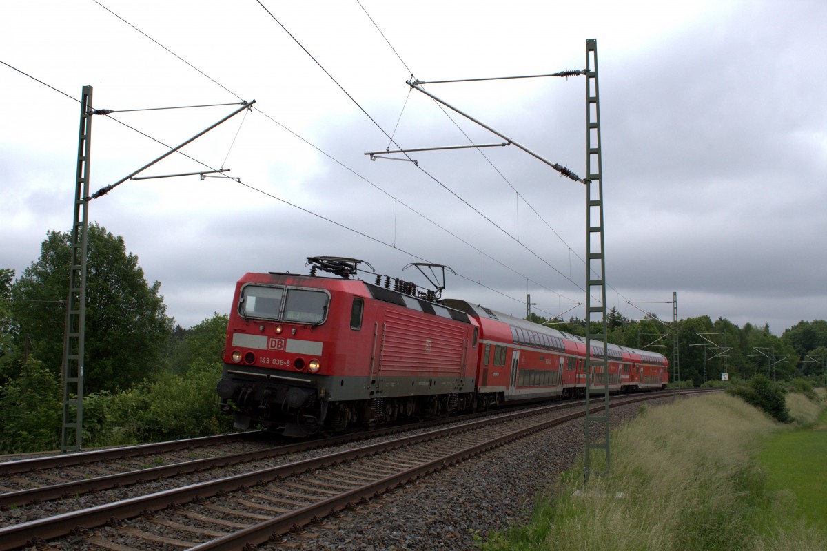 RE 3 von Dresden nach Hof, in gedrehter form. die 143 038-8 zieht die Dostos. Aufgenommen am 09.06.2015 in Oberjößnitz