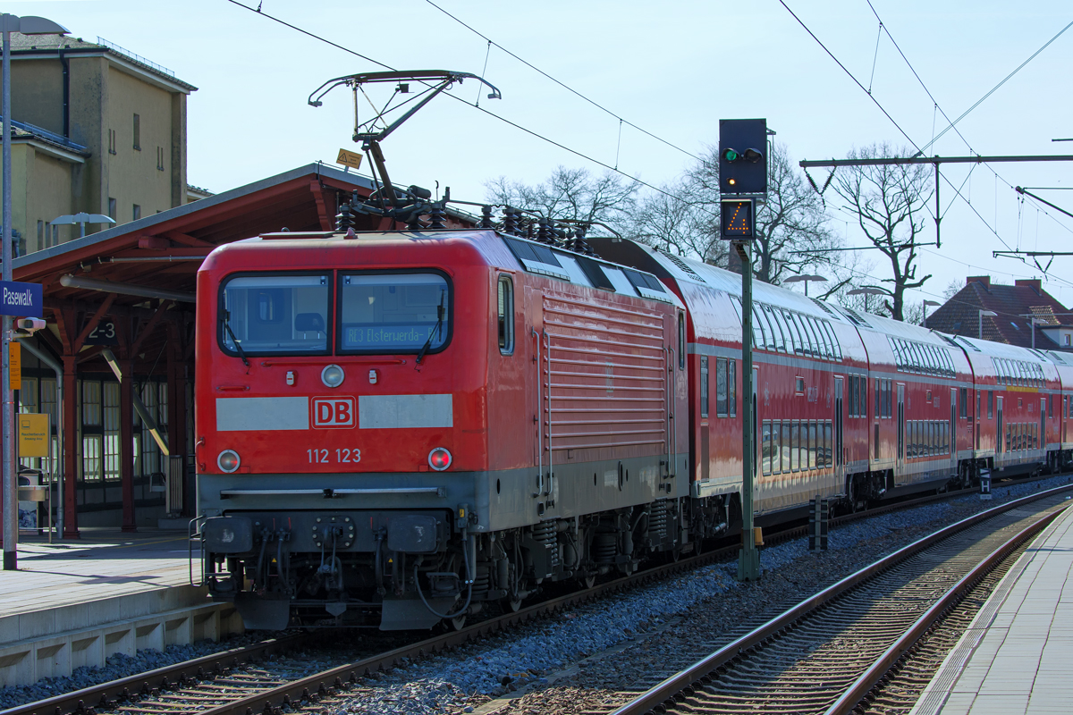 RE 3 fuhr von Jatznick nach Pasewalk auf dem Gegengleis und ausnahmsweise an den Bahnsteig 1 in Pasewalk. - 28.03.2016