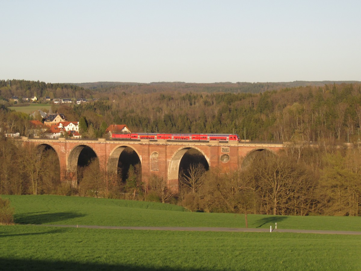 RE 3 mit Dostos und der 143 952 auf dem Weg von Dresden nach Hof, hier aufgenommen auf der Elstertalbrücke bei Jocketa am 21.04.2015