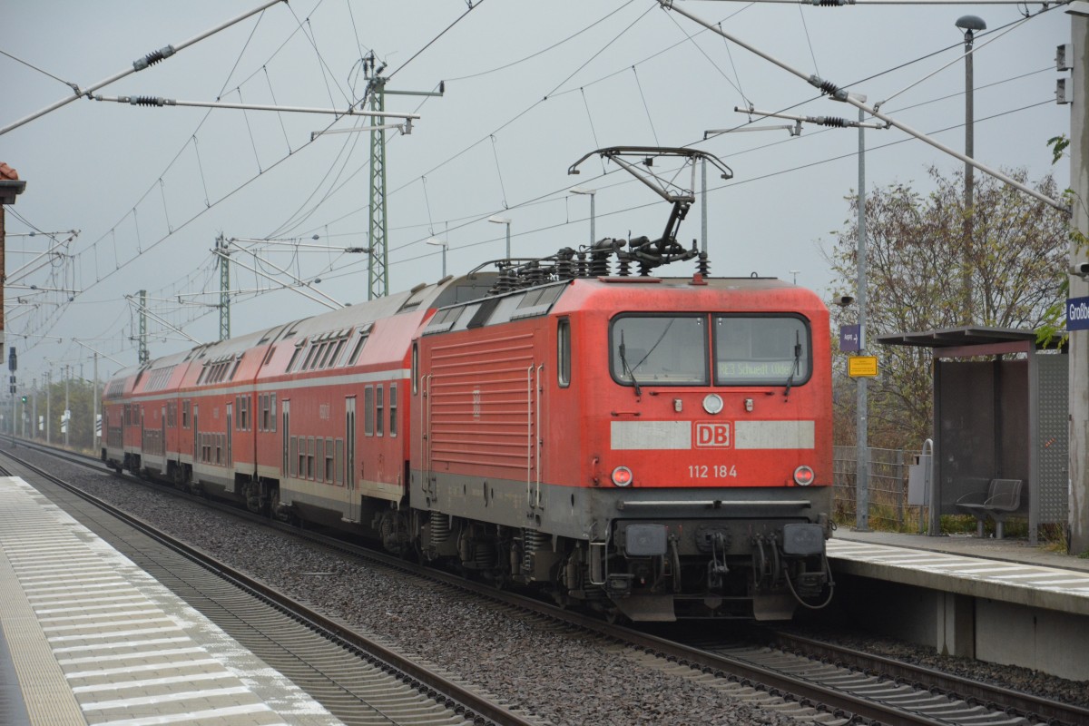 RE 3 mit der Zugnummer 18350 auf dem Weg nach Schwedt (Oder) am 19.11.2014 bei der Durchfahrt Großbeeren. Geschoben von der Baureihe 112 (112 184).