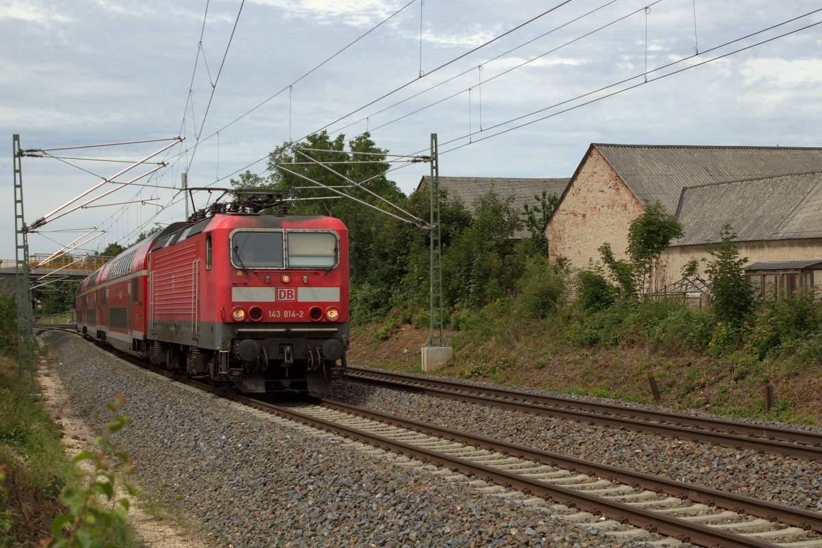 RE 3 nach Dresden mit der 143 814 ziehen durch Ruppertsgrün. Aufgenommen am 11.07.2015.
