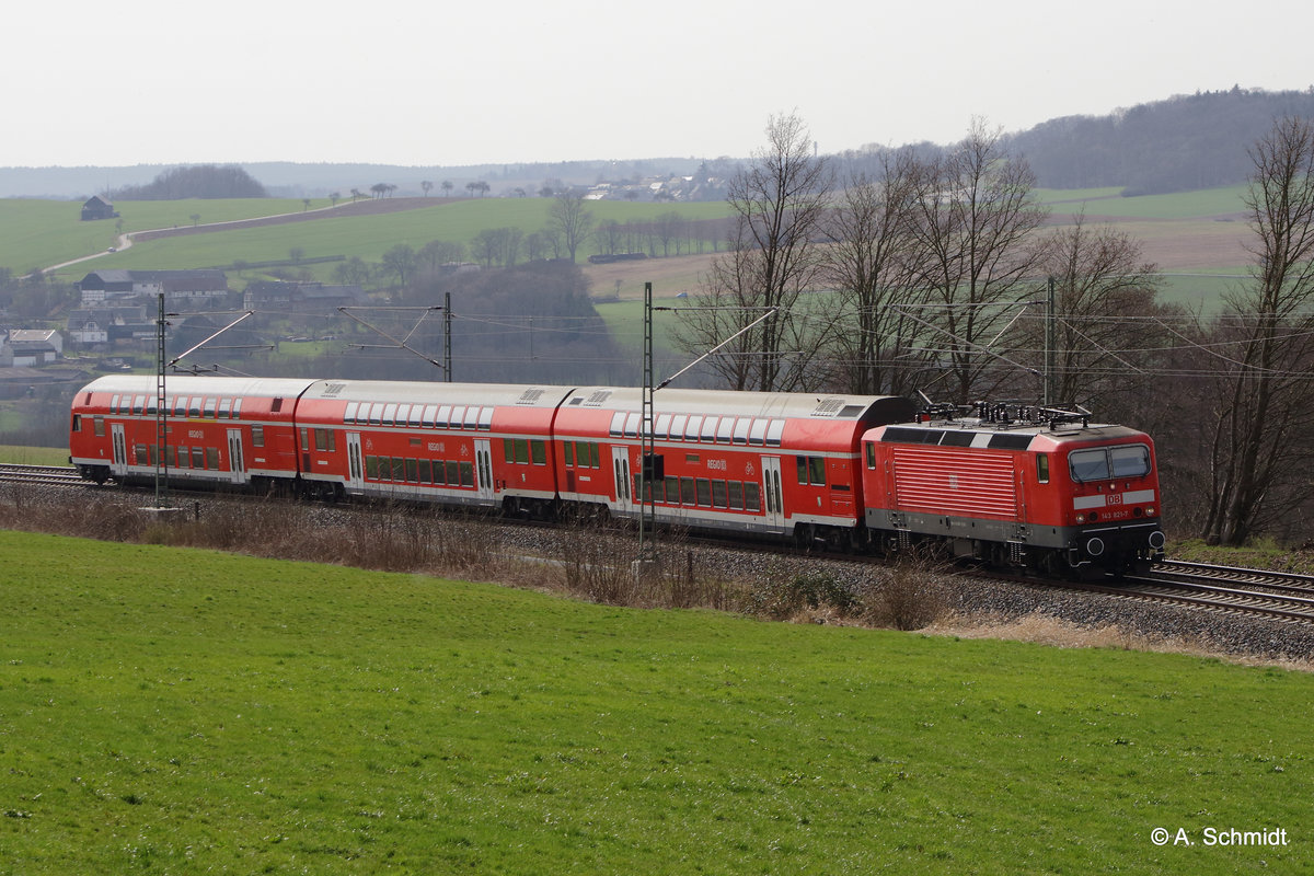 RE 3 nach Dresden mit der 143 821 hier Aufgenommen am 3.4.2016 in Ruppertsgrün/Pöhl.