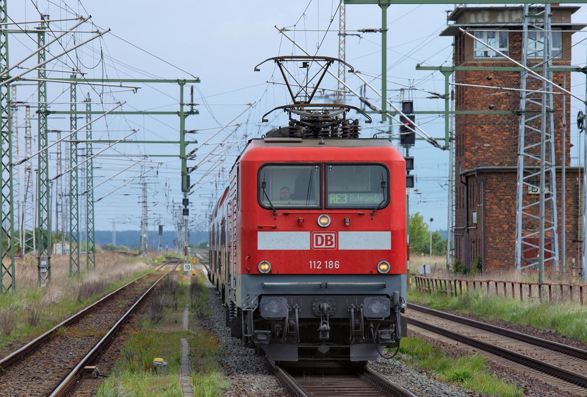 RE 3 nach Elsterwerda passiert gerade das ehemalige Befehlsstellwerk B 3 und fährt an den Bahnsteig 2 in Pasewalk. - 10.05.2014