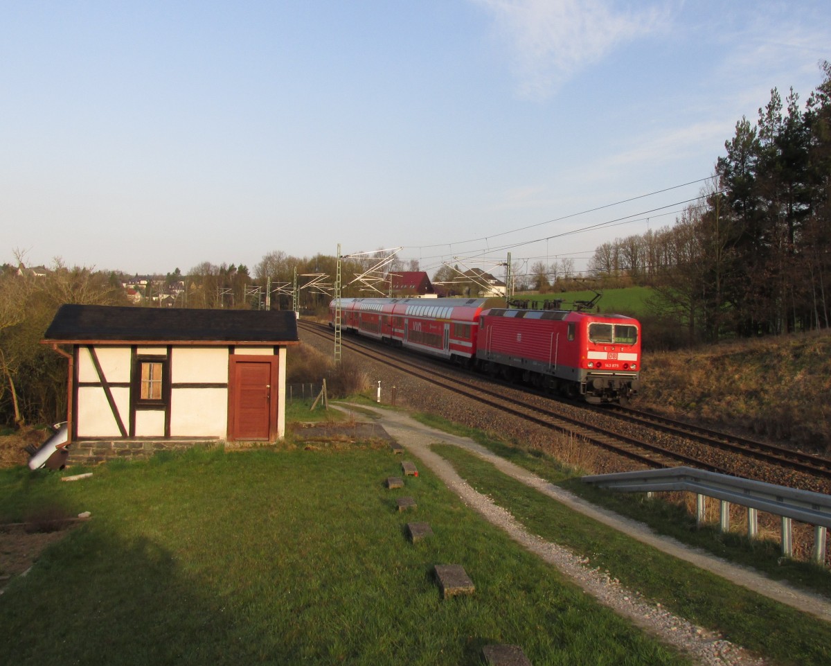RE 3 nach Hof mit 143 875 am morgen des 16.04.2015 in Jößnitz.