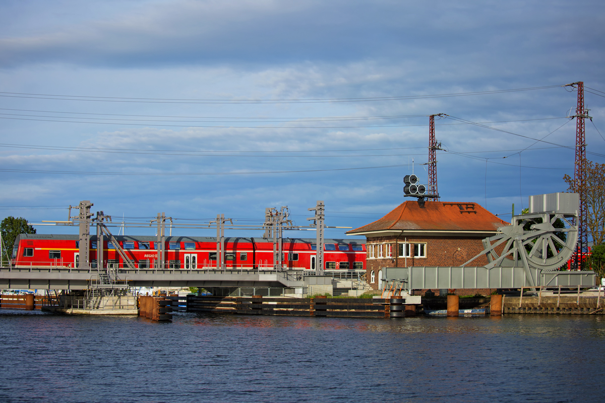 RE 3 nach Stralsund auf der neuen Klappbrücke in Anklam. Davor wurde die restaurierte (ehemalige) Eisenbahn-Rollklappbrücke als technisches Denkmal aufgestellt. Aufgenommen  an der Kanustation Ankam (www.abenteuer-flusslandschaft.de). - 17.05.2014