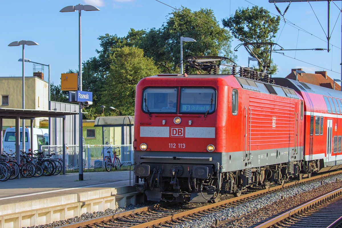 RE 3 nach Stralsund fährt mit 5 Minuten Verspätung an den Bahnsteig in Pasewalk. - 19.08.2016
