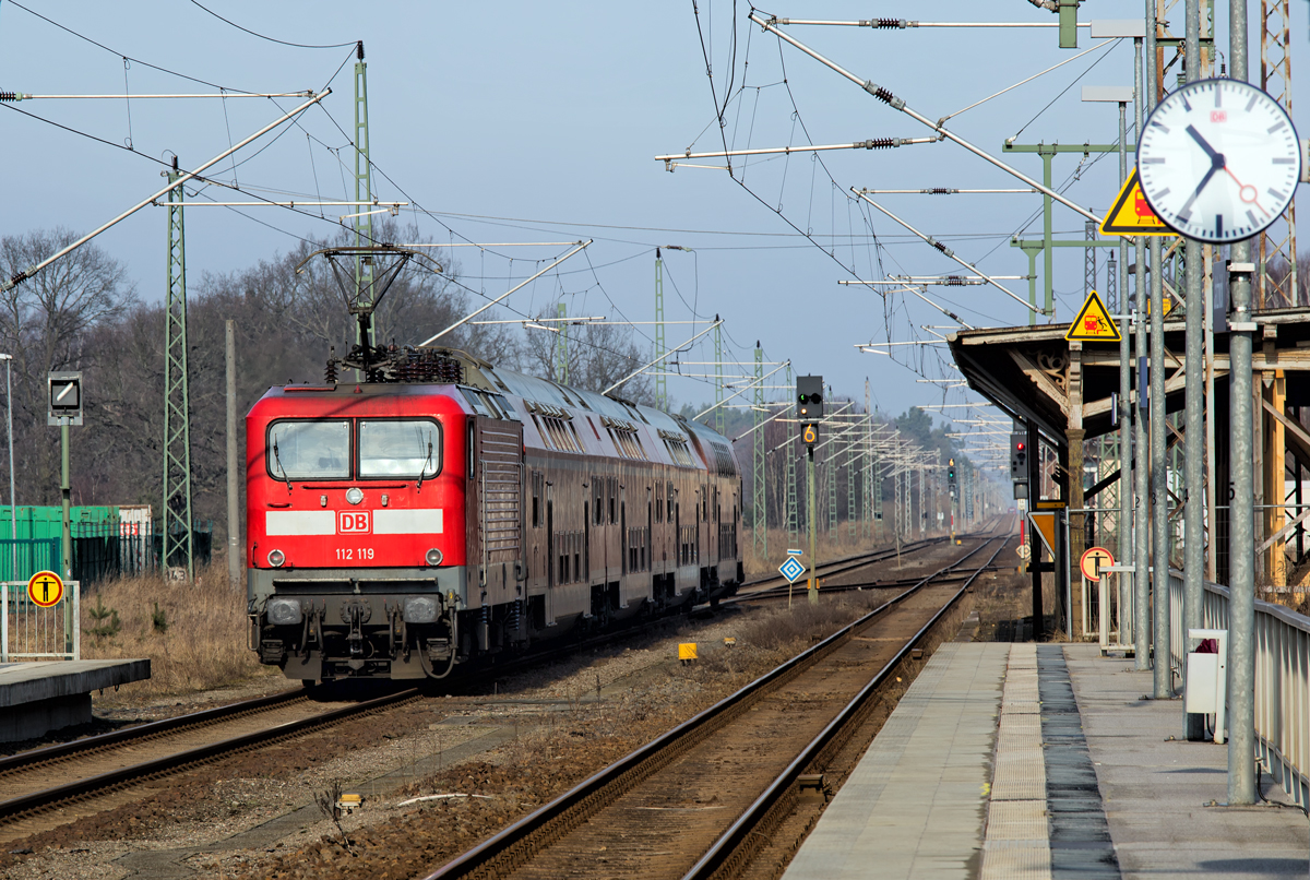 RE 3 nach Stralsund ist in Jatznick vom Bahnsteig abgefahren. - 25.02.2015