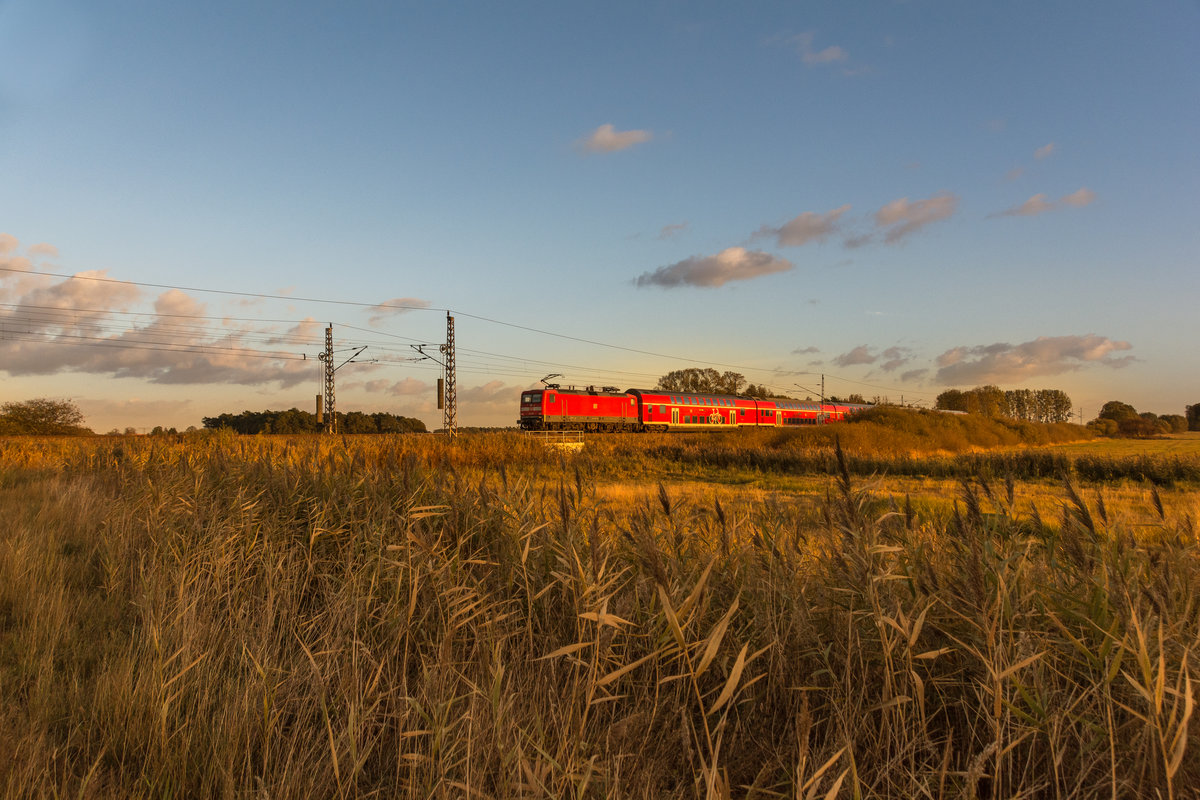 RE 3 über Pasewalk nach Berlin gestern Abend. 22.10.2018 bei Borkenfriede
