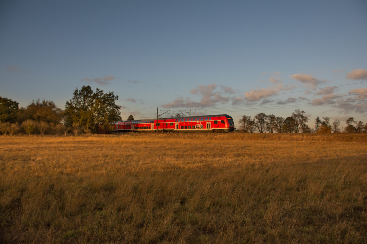 RE 3 über Pasewalk nach Berlin gestern Abend. 22.10.2018 bei Borkenfriede
