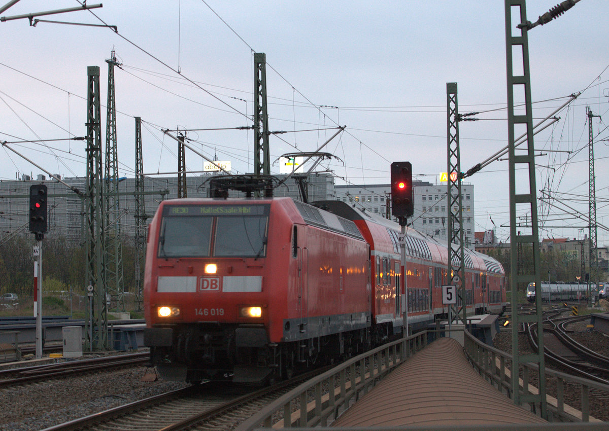 RE 30 mit 146 019 läuft in Halle (Saale) Hbf. ein. 07.04.2017 19:44 Uhr.