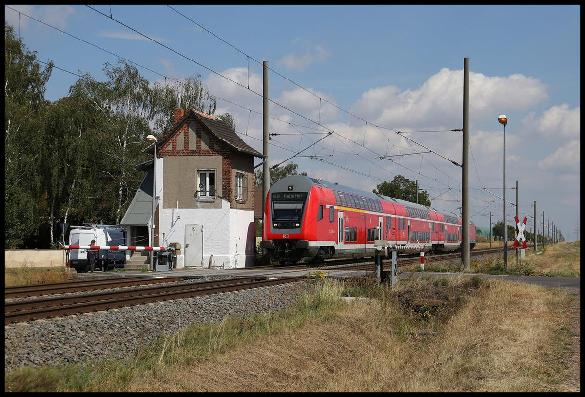 RE 30 passiert hier mit Steuerwagen voraus auf der Fahrt nach Halle an der Saale am 25.8.2020 um 12.37 Uhr den alten Schrankenposten bei Braschwitz.