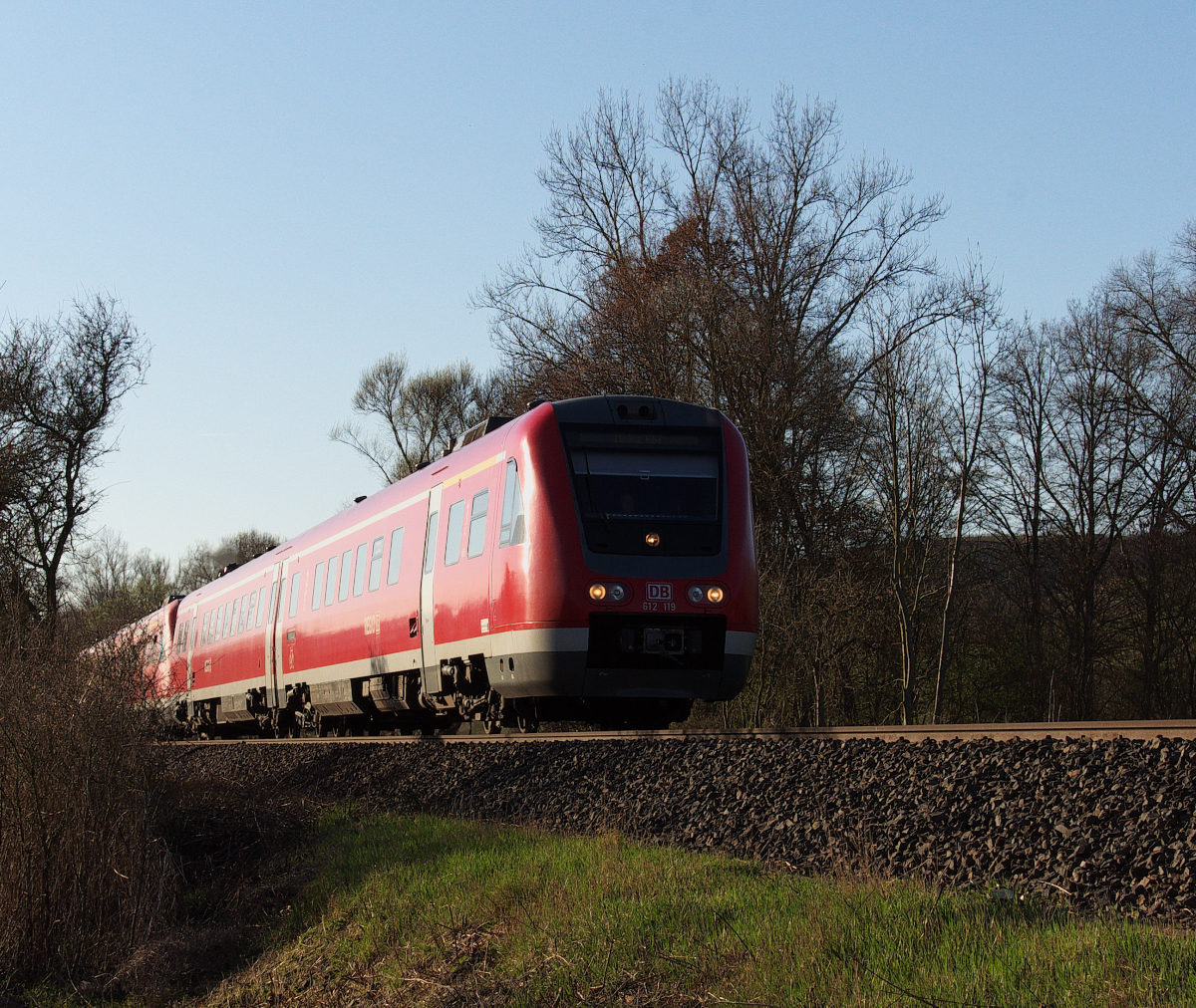 RE 3339 Saarbrücken - Mainz mit 612 119 und einem Schwestertriebwagen auf der Nahetalbahn in der Nähe von Monzingen kurz vor Bad Sobernheim.
20.03.2014 - Bahnstrecke 3511 Bingerbrück - Saarbrücken.
