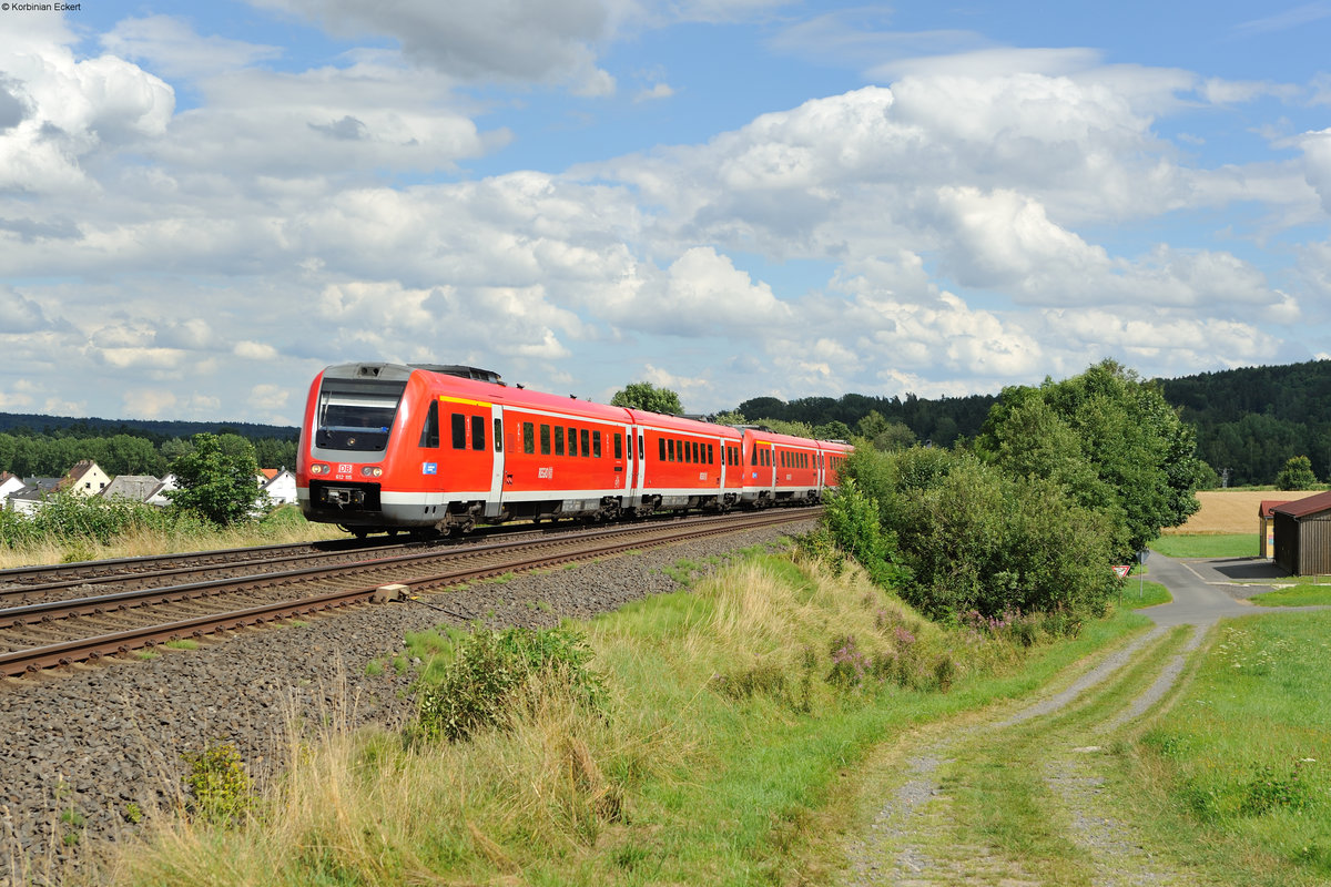 RE 3692 nach Hof Hbf in Form von 612 115 und einer weiteren Einheit bei Pechbrunn, 30.07.2016