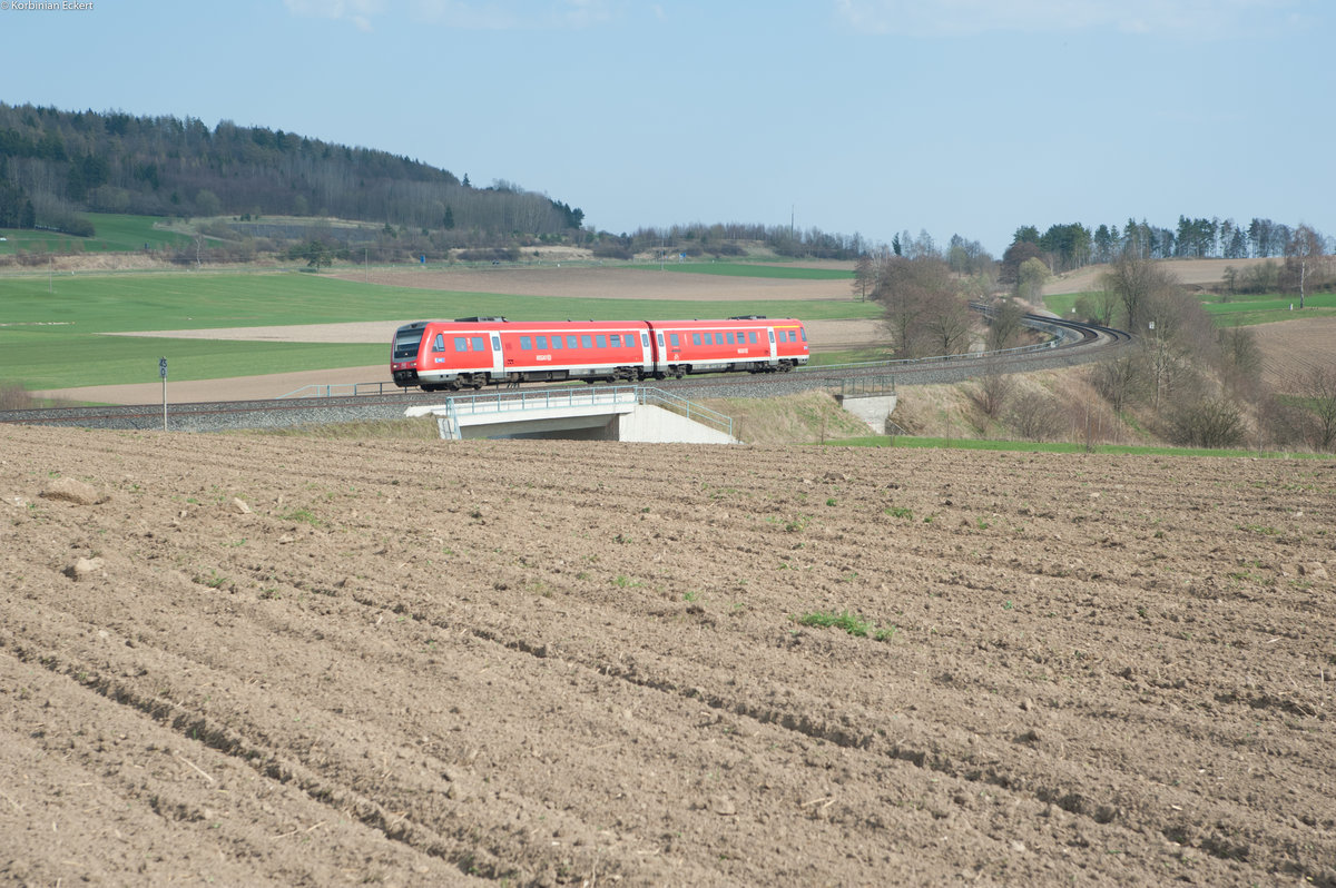 RE 3692 von Regensburg Hbf nach Hof Hbf bei Lengenfeld, 01.04.2017