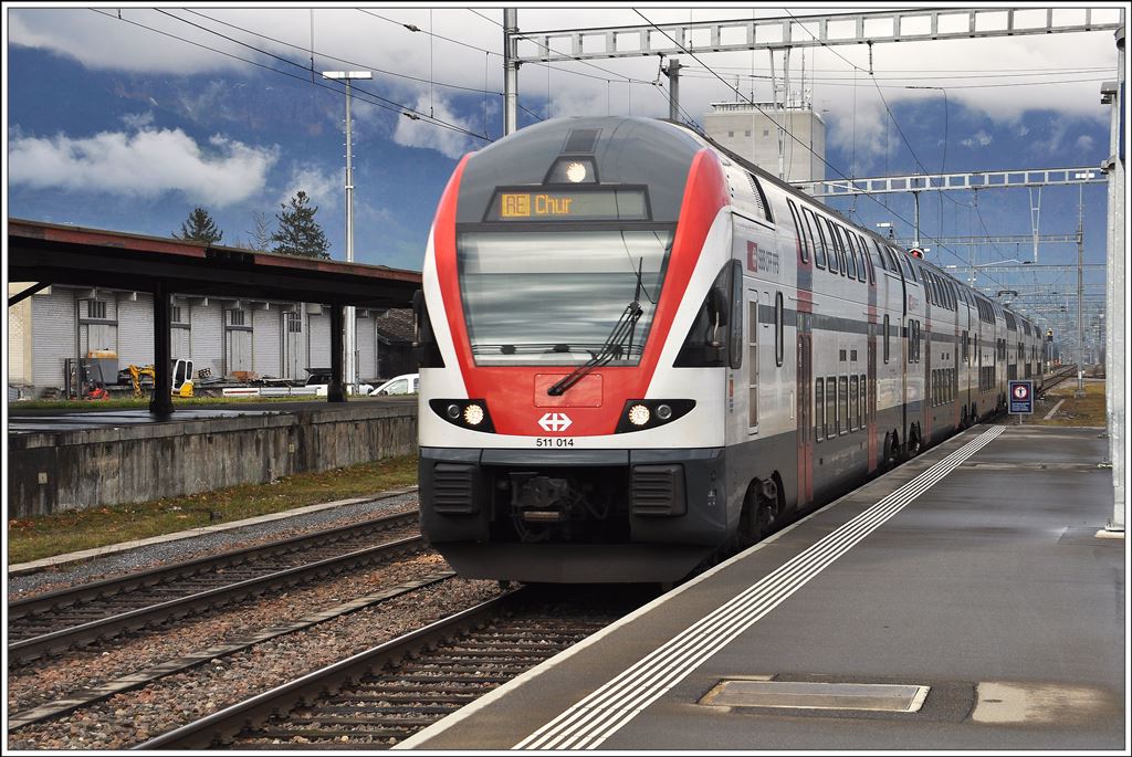 RE 3817 nach Chur mit 511 014 in Buchs SG. (19.11.2014)