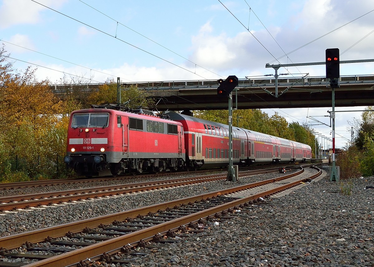 RE 4 nach Aachen Hbf bei der Durchfahrt in Korschenbroich von der 111 125-1 gezogen.
9.11.2013