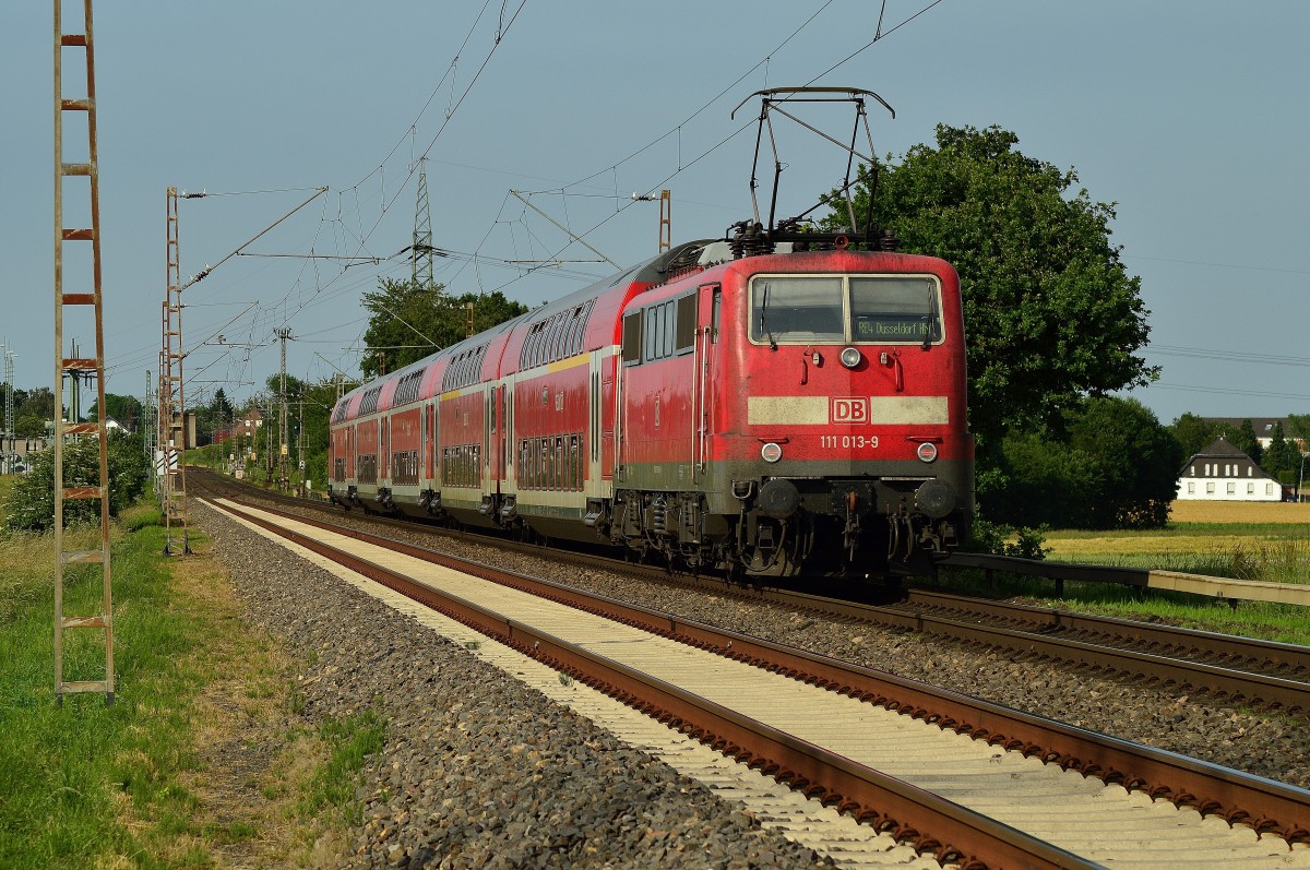 RE 4 nach Düsseldorf, geschoben von der 111 013-9 bei Wickrathhahn. 9.6.2014