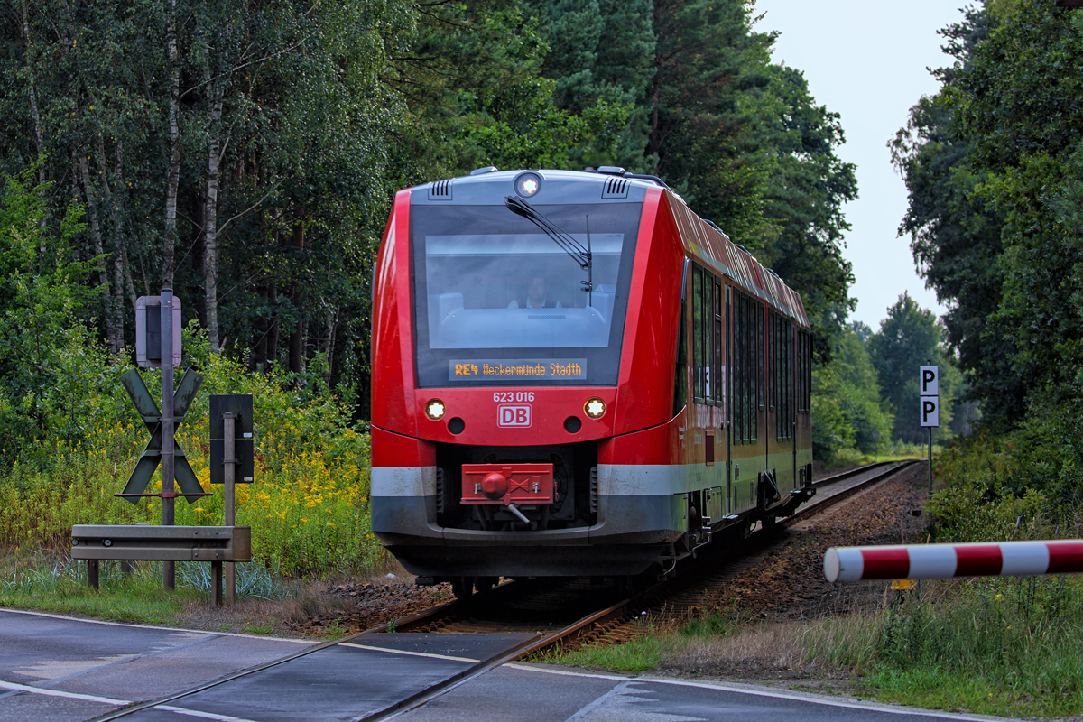 RE 4 zwischen Torgelow und Eggesin am Bahnübergang in km 152,0. - 27.08.2016 - Vom Radweg aus aufgenommen. 	