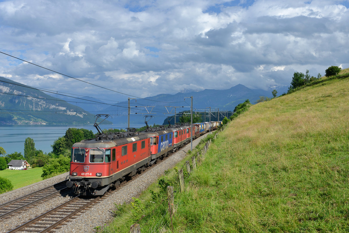 Re 40 277 und drei weitere Re 420 mit einem KLV am 15.06.2017 bei Einigen. 