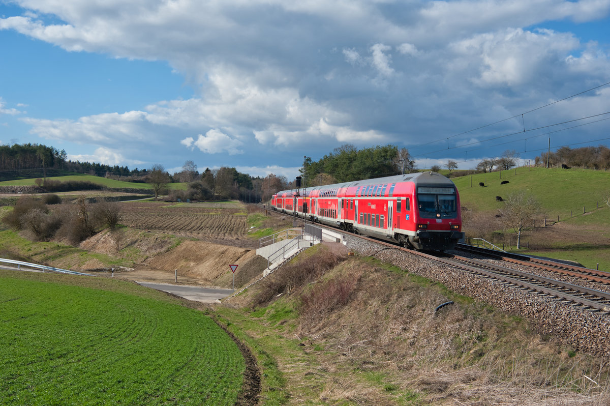 RE 4025 von Ingolstadt nach München Hbf bei Fahlenbach, 18.03.2019