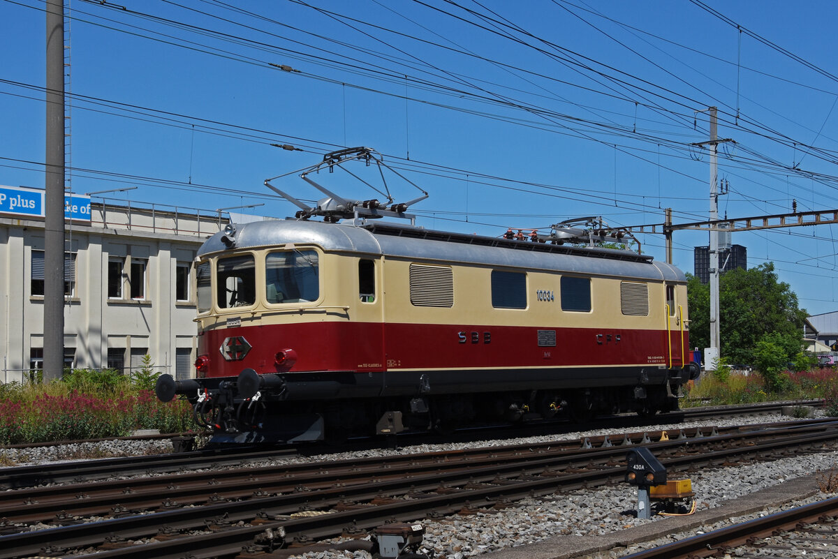 Re 410 034-3 durchfährt solo den Bahnhof Pratteln. Die Aufnahme stammt vom 14.06.2021.