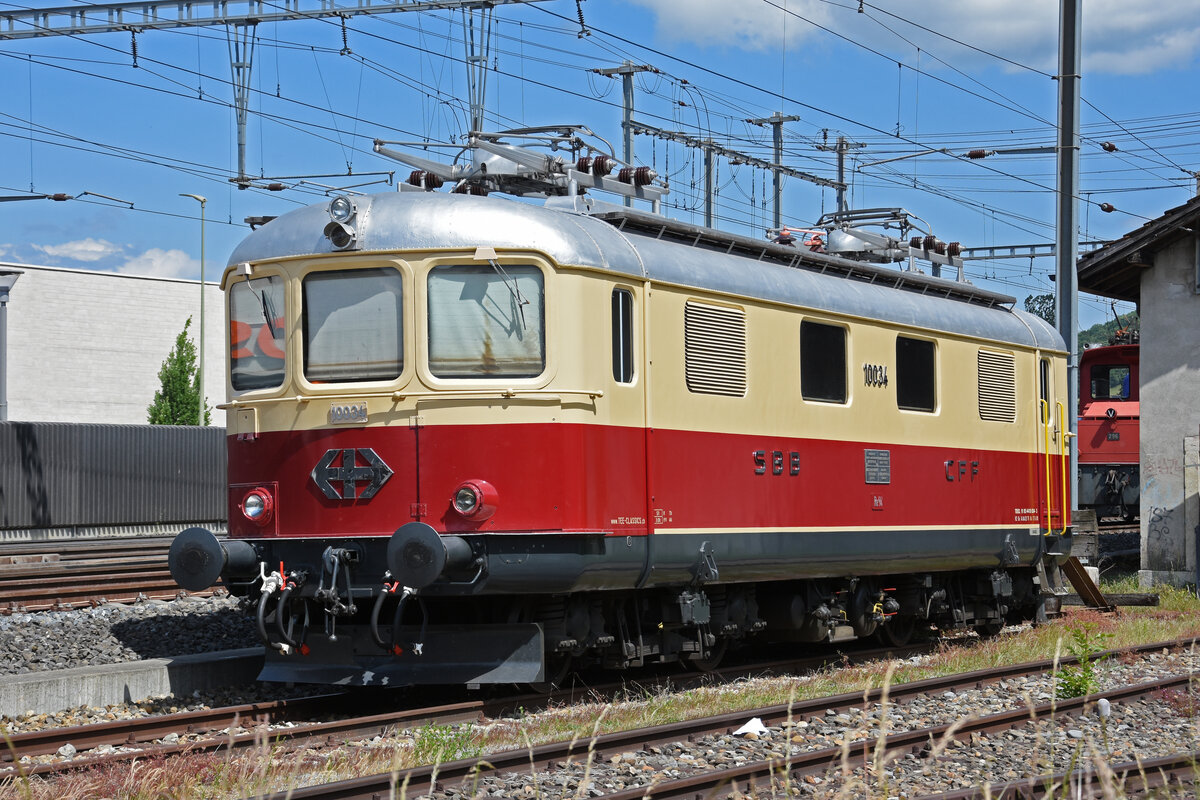 Re 410 034-3 steht auf einem Abstellgleis beim Bahnhof Sissach. Die Aufnahme stammt vom 29.05.2022.