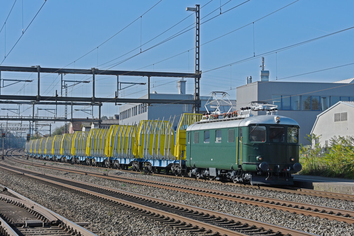 Re 410 039-2 durchfährt am 27.10.2022 den Bahnhof Rupperswil.