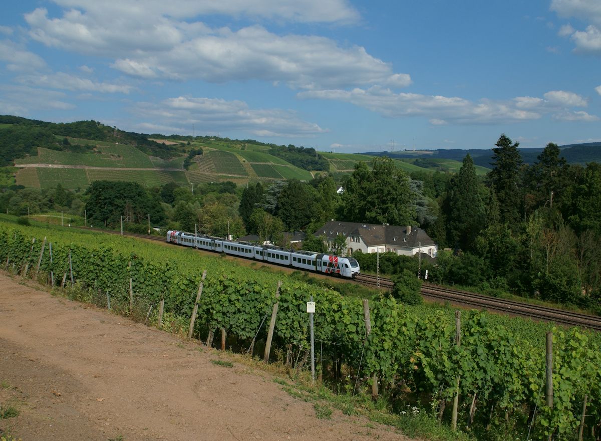 RE 4127 war am 29.6.2018 bei Kanzem auf dem Weg von Mannheim nach Koblenz, wo er gerade das Weingut von Günther Jauch passierte. Aufgrund eines Streckenschadens hatte der Zug etwa 15 Minuten Verspätung.
