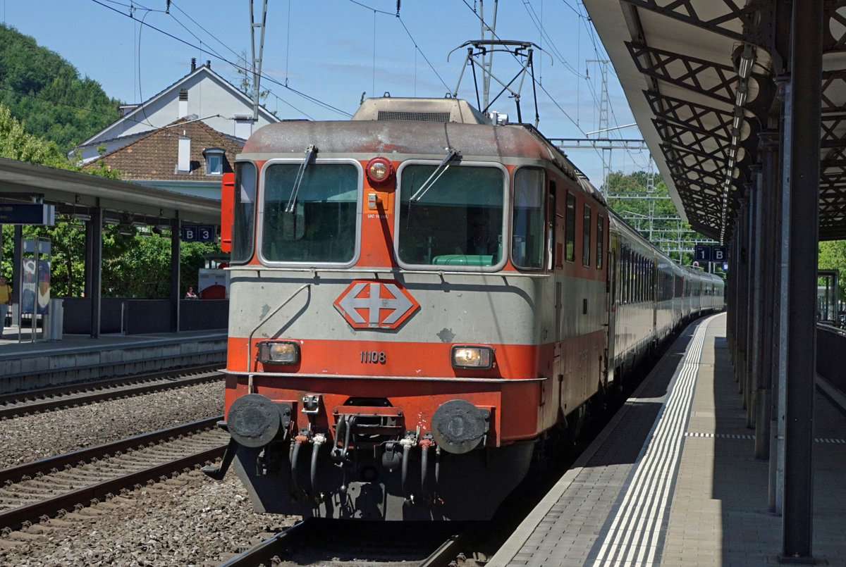 Re 420 108  SWISS EXPRESS  anlässlich der Bahnhofsdurchfahrt Sissach vom 12. Juni 2020.
Leider soll auch diese bei den Bahnfotografen sehr beliebte Lokomotive noch in diesem Jahr abgestellt werden. 
Foto: Walter Ruetsch