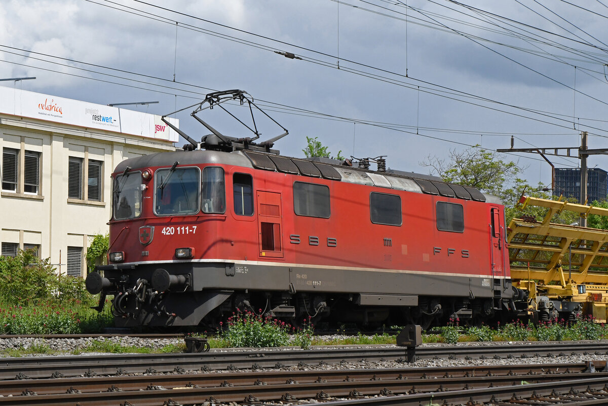 Re 420 111-7 durchfährt am 12.05.2023 den Bahnhof Pratteln.