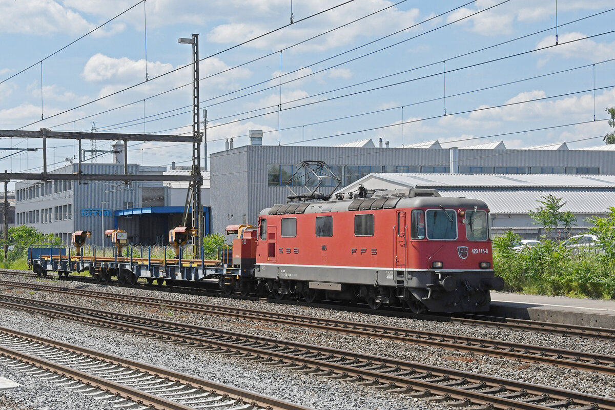 Re 420 115-8 durchfährt am 30.05.2023 den Bahnhof Rupperswil.